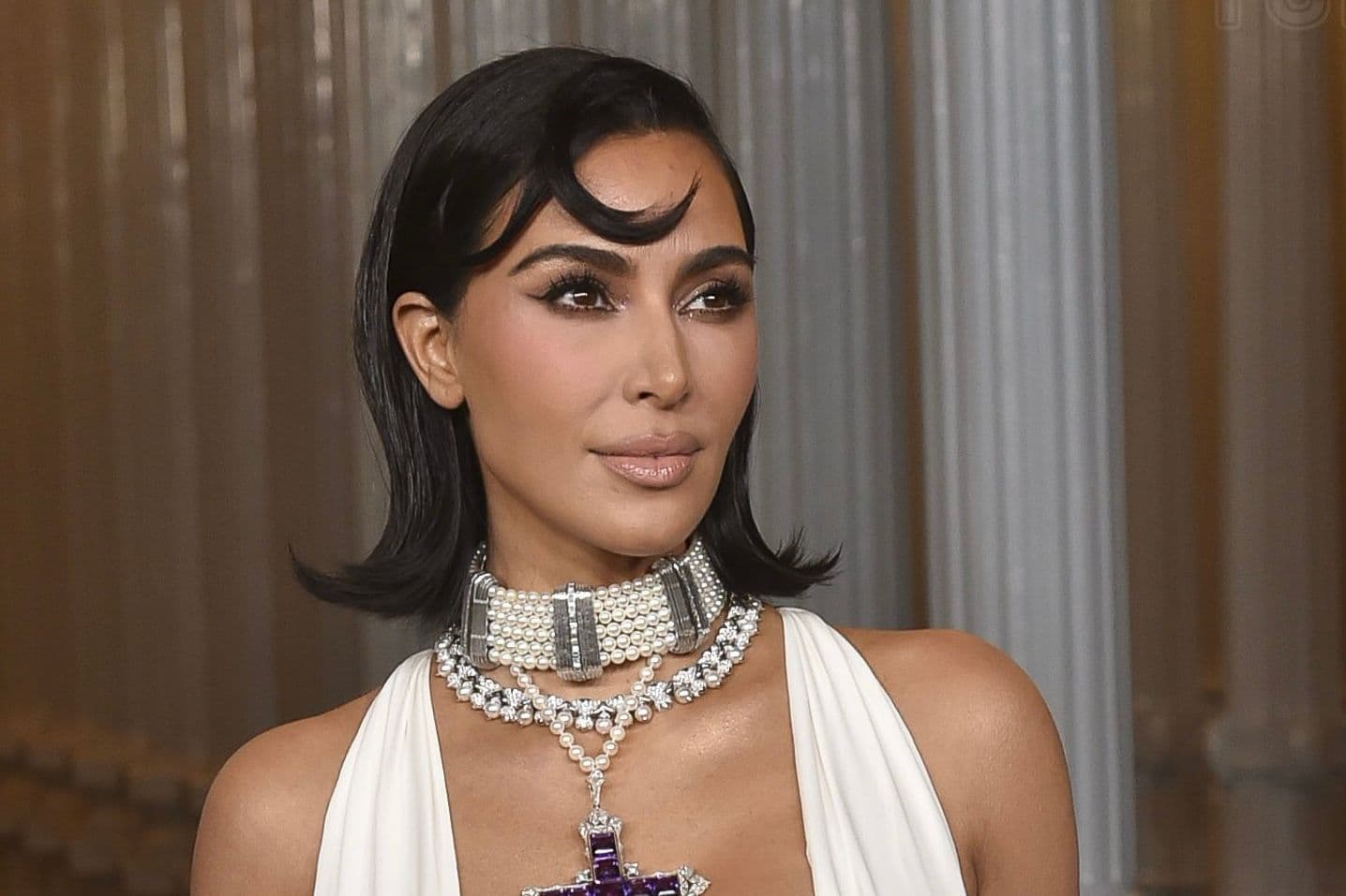 Ким Кардашьян выставила костюмы из сериала на благотворительный аукцион